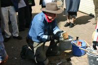 Gunter Demnig beim Verlegen eines Stolpersteins