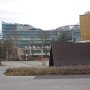 "T 4"-Gedenktafel (roter Pfeil), rechts die Skulptur von Richard Serra, Ecke Tiergartenstrasse / Herbert-von-Karajan-Strasse