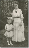 Anna Lehnkering und ihre Mutter 
